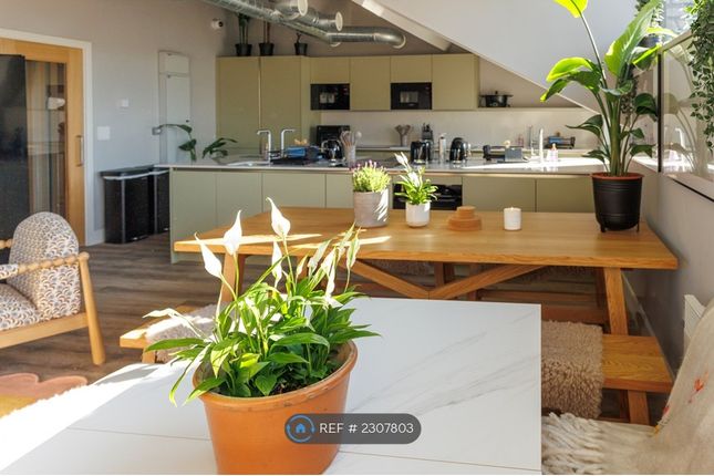 Thumbnail Room to rent in Oldfield Court, Windermere
