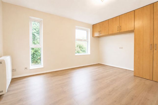 22, Turnpike Lane, Sutton photo 4