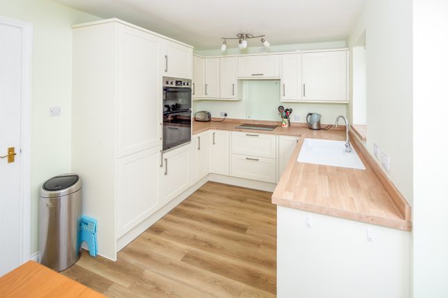 Town house for sale in Lucerne Avenue, Bicester