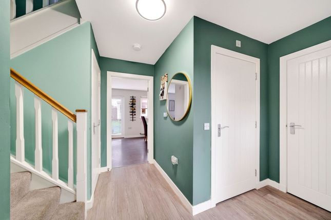 10 Lamond Crescent, Broxburn photo 2