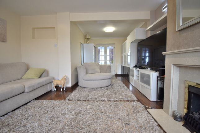 5, Manstead Gardens, Rainham photo 2