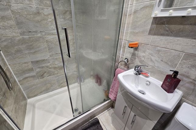 A Clean And Modern Bathroom Featuring A Spacious S...