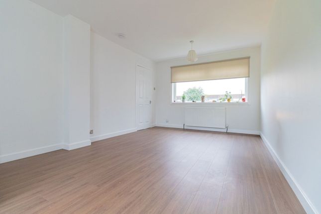 17 Restondene, St. Andrews Way, Livingston photo 4