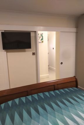 Flat to rent in Leamington Park, London