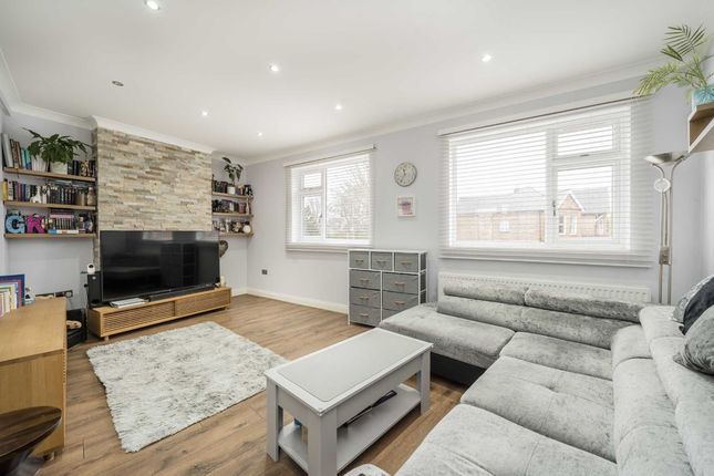 Flat for sale in Queens Parade, Hanger Lane, London