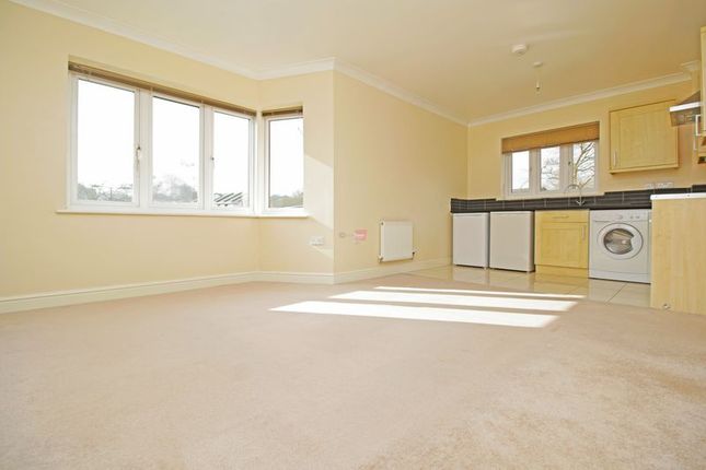 Flat to rent in Kestrel Road, Chatham