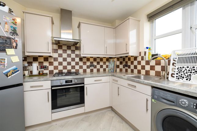 Flat for sale in Claypitts Boulevard, Chase Meadow Square, Warwick