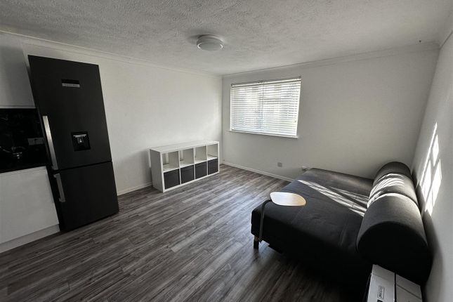 Flat 5 Pipin Court, 687, Staines Road, Feltham photo 3