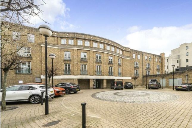 Flat to rent in Roberts Court, Essex Road, London