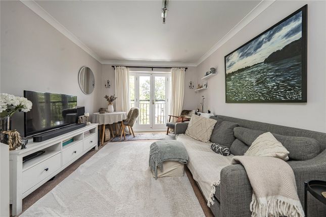 33, Rosebank Close, Teddington photo 2
