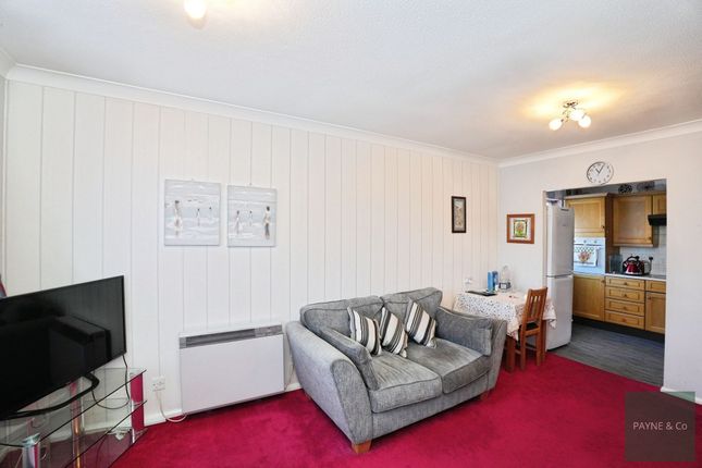 29 Limewood Court Beehive Lane, Ilford photo 3