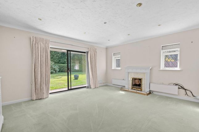 29 Laurel Court, Long Park, Amersham photo 3