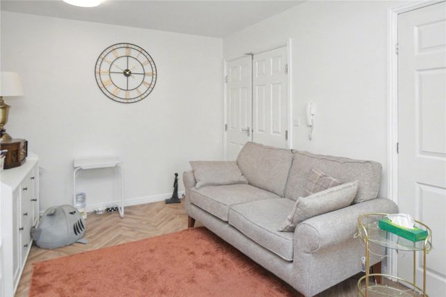 67, Whitehall Green, West Yorkshire photo 4