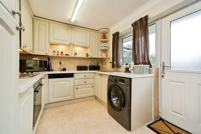 40, Greenlea Road, Leeds photo 2
