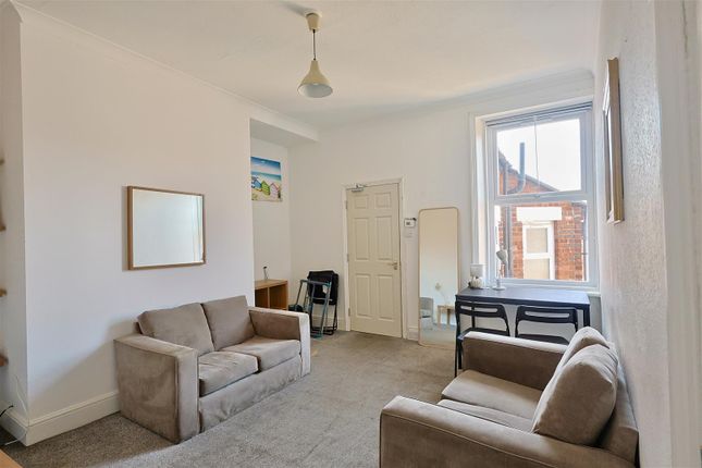 4-bed flat on Lonsdale Terrace, Newcastle Upon Tyne, £2,600/mo