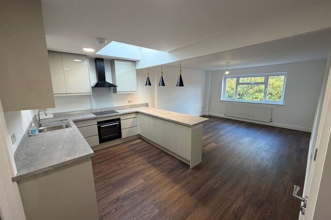 96a, Harlington Road West, Feltham photo 2