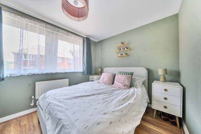 Flat 2, Archers Court,, Brighton Road, Surrey photo 4