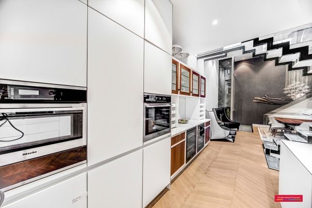 Mews house to rent in Princes Mews, London