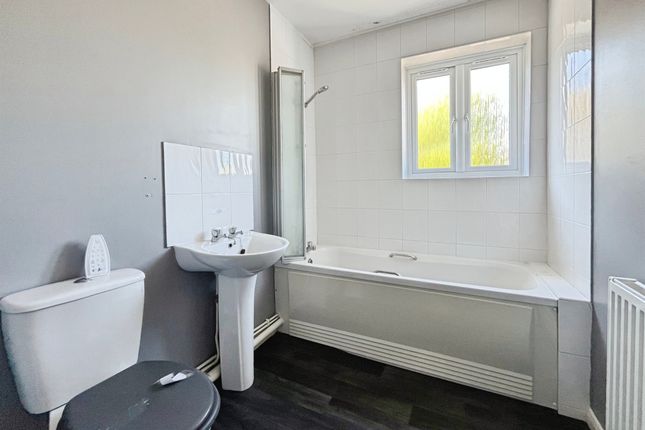 Flat 2, 3, Mews Close, Huntingdon photo 3