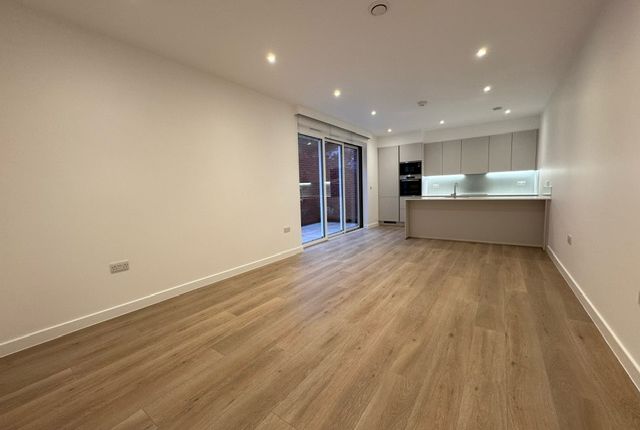 Flat to rent in Archway Road, London