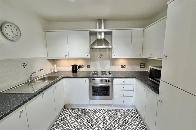19 Oakford Court, Newshaw Lane, Glossop photo 2