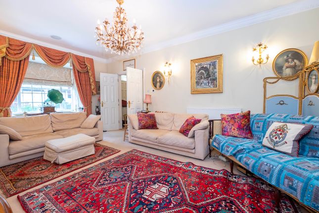 19, Jennings Close, Surbiton photo 2