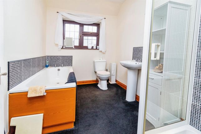 Detached house for sale in Eastern Way, Heath And Reach, Bedfordshire