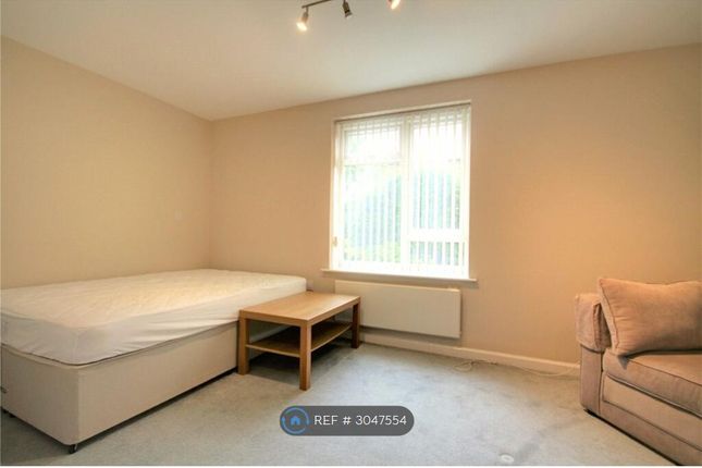 Flat, Douglas Court Hartsbourne Road, Earley, Reading photo 4