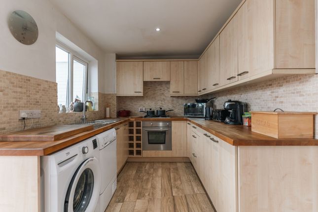 32 Fern Close, Leicester photo 4