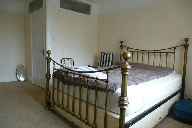 Flat B, 104, High Street, LOWESTOFT photo 4