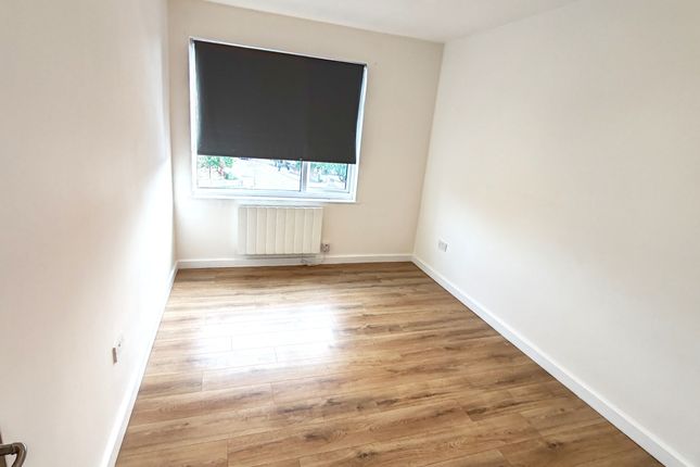 755b, Eastern Avenue, Ilford photo 3