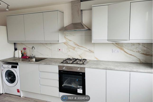3-bed flat on London, £3,300/mo