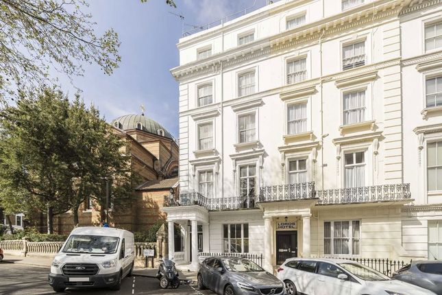 Flat to rent in Princes Square, London