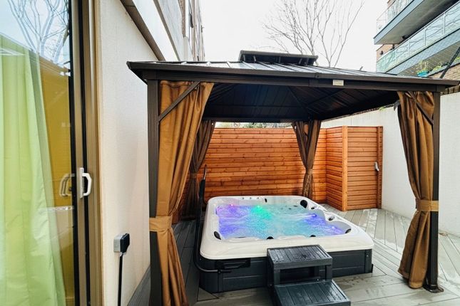 Flat 3, High Road, London photo 2