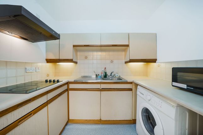 21 Langdale Court, Ilford photo 4