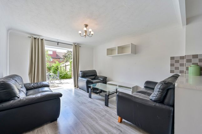 Keats Close, South Wimbledon photo 4