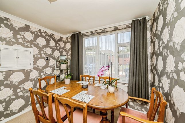 315, Long Furlong Drive, Slough photo 3