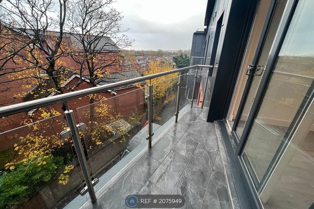 Flat to rent in Barton Road, Manchester