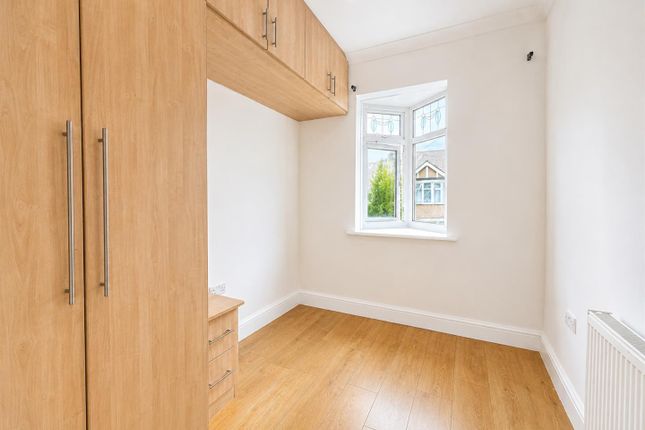 4a, Emmott Avenue, Ilford photo 2