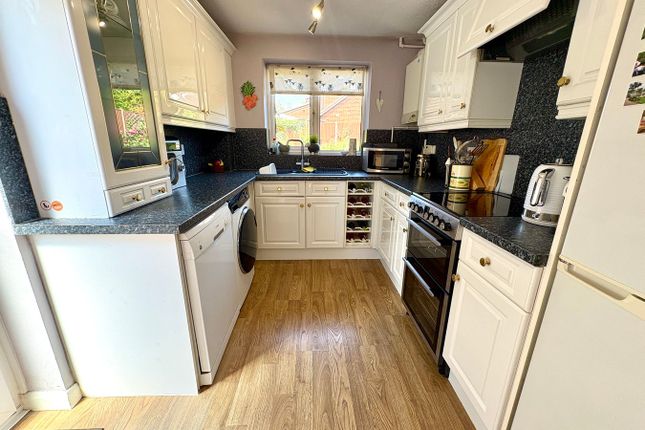 15, Lea Close, Leicester photo 3