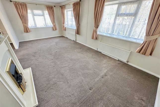 42, Greenlawns, St Osyth Road East, Little Clacton photo 2