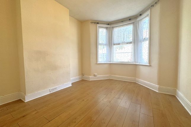 2, Latimer Avenue, London photo 2