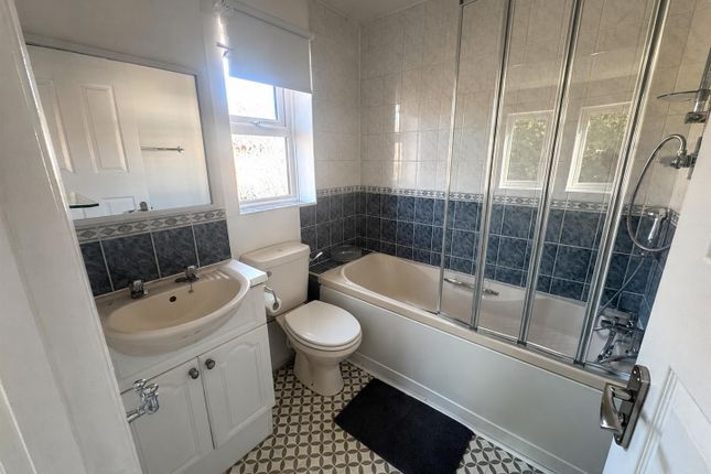 11, Wyvern Close, Aldershot photo 3