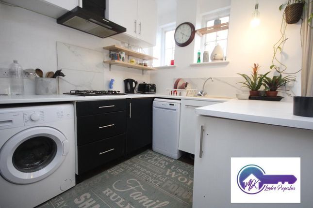 Flat to rent in Hillsborough Court, Mortimer Crescent, London
