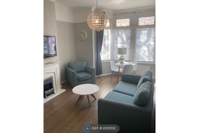 Flat to rent in Egmont Road, Sutton