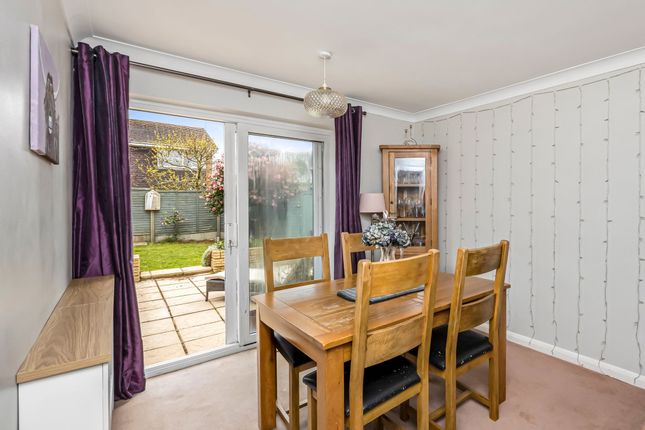 8 Oaks Close, Horsham photo 3