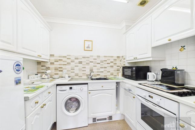 Flat 10, High Oaks,, Michaelstowe Drive, Essex photo 4