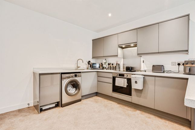 61, Sanderson Way, Wakefield photo 2
