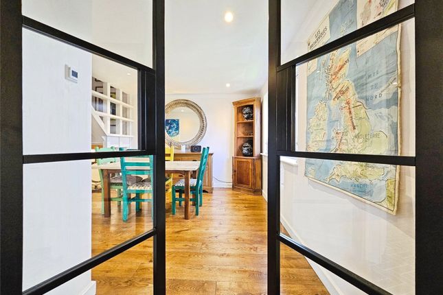 5, Barley Mow Close, Hook photo 3
