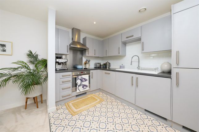 3 Burnham House, Chantry Close, West Drayton photo 3
